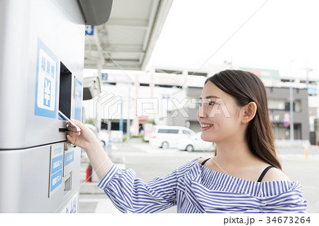 ガソリンスタンド　給油　セルフ　人物　支払い　 34673264