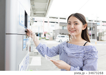 ガソリンスタンド 給油 セルフ 人物 支払い ガソリンスタンド 給油 セルフ 人物 支払い 34673268