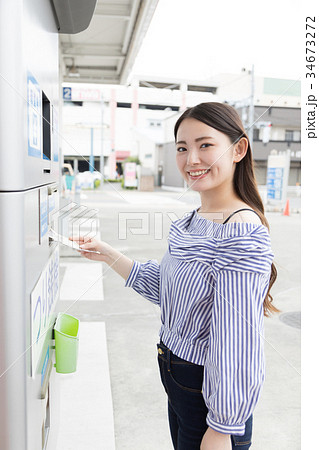 ガソリンスタンド　給油　セルフ　人物　支払い　 34673272