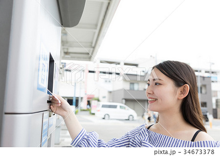 ガソリンスタンド　給油　セルフ　人物　支払い　 34673378