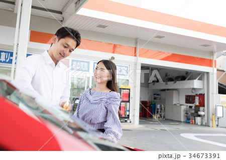 ガソリンスタンド 給油 セルフ 人物 ドライブ レンタカー 旅行 ガソリンスタンド 給油 セルフ 人物 ドライブ レンタカー 旅行 34673391