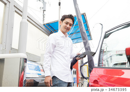 ガソリンスタンド 車内掃除 の写真素材