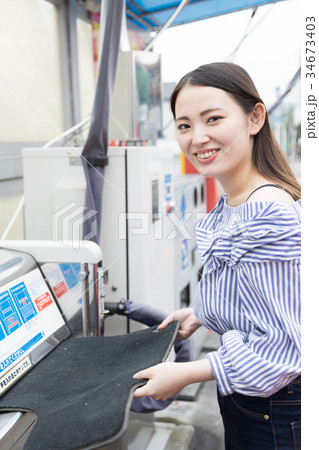 ガソリンスタンド　車内掃除 34673403