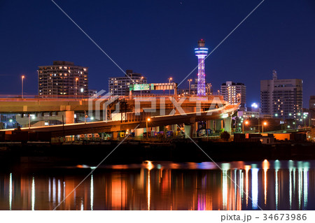 新山下から望む 横浜マリンタワーの夜景の写真素材