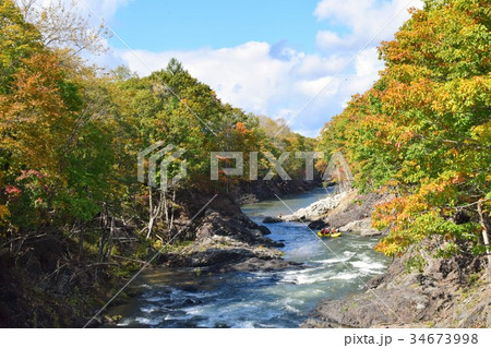 北海道・南富良野シーソラプチ川（空知川）のラフティング／秋／横位置 34673998