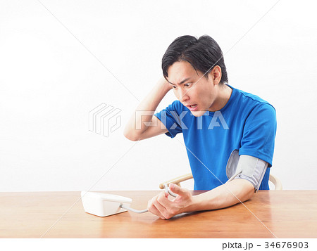 血圧を測って驚く男性 34676903