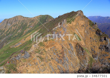 秋の谷川岳頂上のトマノ耳からオキノ耳を見る 34677501
