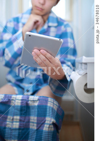 トイレ (タブレット メール ニュース 男性 パジャマ 寝巻き 顔なし ボディパーツ 便所 パパ) トイレ (タブレット メール ニュース 男性 パジャマ 寝巻き 顔なし ボディパーツ 便所 パパ) 34678010