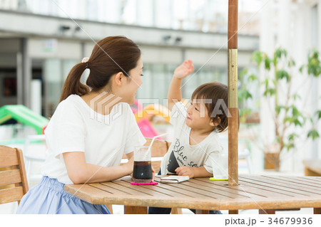 楽しそうな休日の親子 楽しそうな休日の親子 34679936