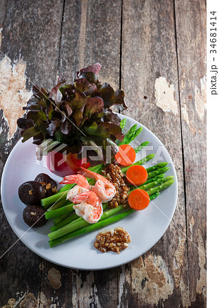 Shrimp with garlic sauce 34681414