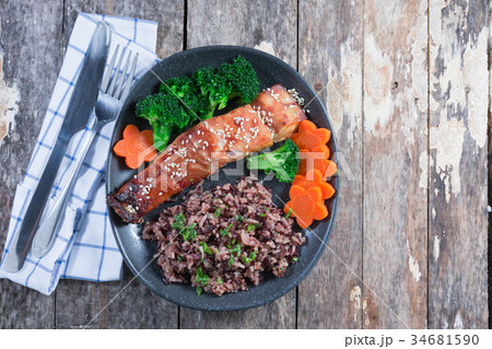 Brown rice with Snapper Grill Brown rice with Snapper Grill 34681590