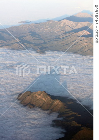 南米チリ中部の春、朝もやの雲海に浮かぶアンデス山脈を上空から見る 南米チリ中部の春、朝もやの雲海に浮かぶアンデス山脈を上空から見る 34682660
