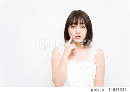若い女性のスキンケアイメージ 若い女性のスキンケアイメージ 34683332
