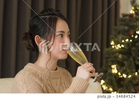 シャンパンを飲む若い女性の写真素材