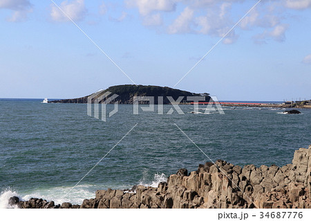 東尋坊の沖に見える雄島と赤色の雄島橋 34687776
