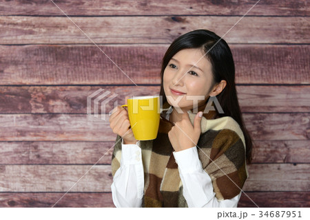 珈琲を飲み寛ぐ女性 珈琲を飲み寛ぐ女性 34687951
