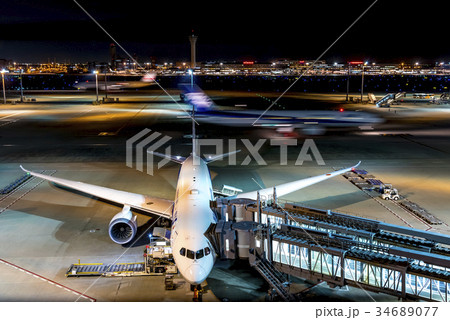 夜の羽田空港 夜の羽田空港 34689077