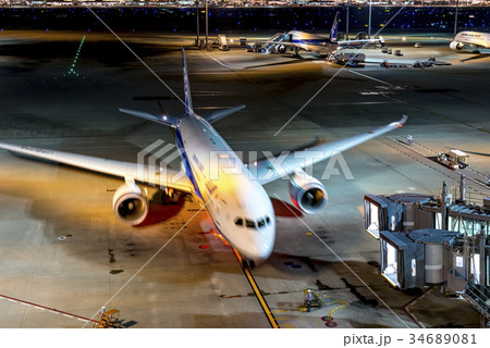夜の羽田空港　到着便 34689081