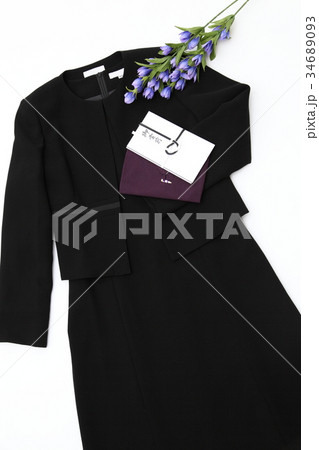 喪服と御香典　礼服　お葬式イメージ　法事イメージ　縦 34689093