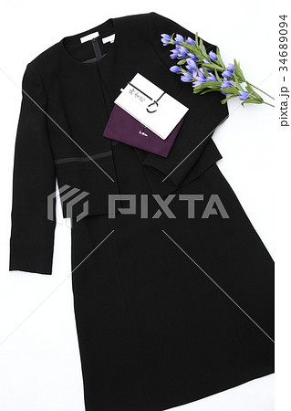 喪服と御香典　礼服　お葬式イメージ　法事イメージ　縦 34689094