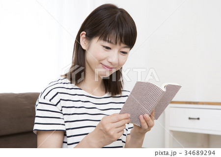 読書する若い女性　読書の秋 34689294