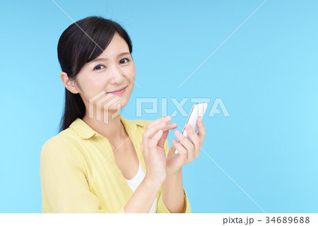 スマートフォンを持つ女性 スマートフォンを持つ女性 34689688