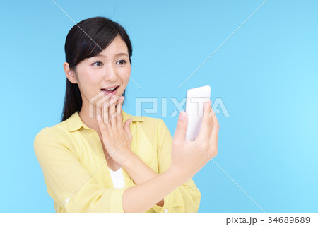 スマートフォンを持つ女性 スマートフォンを持つ女性 34689689