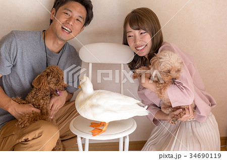 ペットと若いカップル2人 34690119