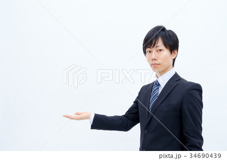 手を伸ばすビジネスマン 手を伸ばすビジネスマン 34690439