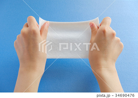 湿布を伸ばす手 湿布を伸ばす手 34690476