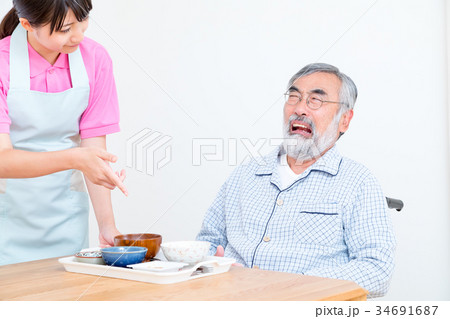 食事を嫌がるおじいさん　老人ホーム　デイケアセンター 34691687