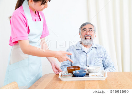 食事を嫌がるおじいさん　老人ホーム　デイケアセンター 34691690