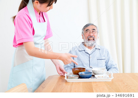 食事を嫌がるおじいさん　老人ホーム　デイケアセンター 34691691