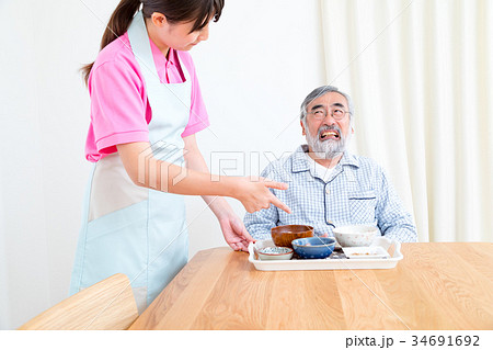 食事を嫌がるおじいさん　老人ホーム　デイケアセンター 34691692