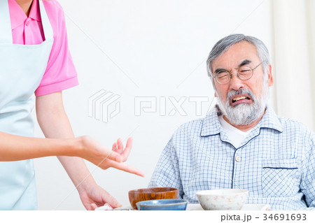 食事を嫌がるおじいさん　老人ホーム　デイケアセンター 34691693