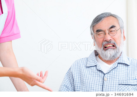 食事を嫌がるおじいさん　老人ホーム　デイケアセンター 34691694