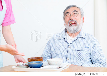 食事を嫌がるおじいさん　老人ホーム　デイケアセンター 34691695