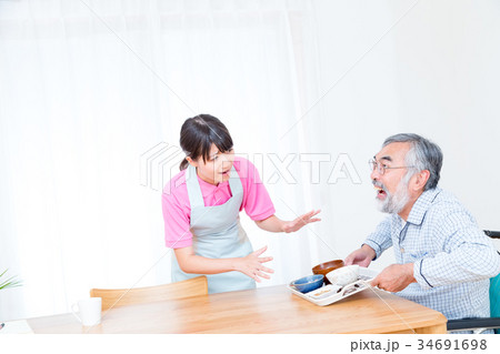 食事を嫌がるおじいさん 老人ホーム デイケアセンター 食事を嫌がるおじいさん 老人ホーム デイケアセンター 34691698