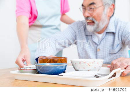 食事を嫌がるおじいさん　老人ホーム　デイケアセンター 34691702