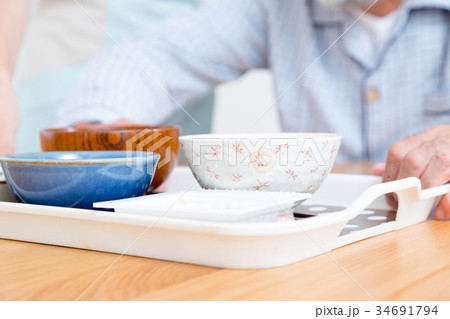 食事 若い看護師もしくは介護士とおじいちゃん 老人ホーム デイケアセンター 食事 若い看護師もしくは介護士とおじいちゃん 老人ホーム デイケアセンター 34691794