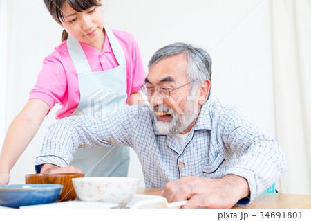 食事を嫌がるおじいさん　老人ホーム　デイケアセンター 34691801