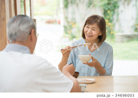 シニア 夫婦 食事 ライフスタイル イメージ シニア 夫婦 食事 ライフスタイル イメージ 34696003