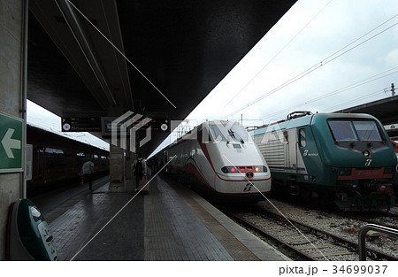 ヴェネツィア サンタルチア駅 特急フレッチャ・ビアンカ ヴェネツィア サンタルチア駅 特急フレッチャ・ビアンカ 34699037