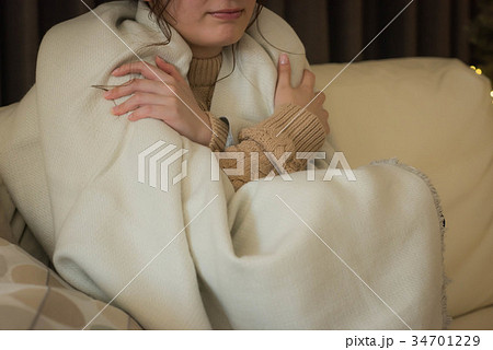ブランケットに包まる若い女性 ブランケットに包まる若い女性 34701229