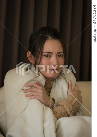 寒くて震える若い日本人女性の写真素材