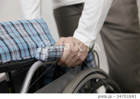 介護 車椅子を操作する若い男性 介護 車椅子を操作する若い男性 34701691