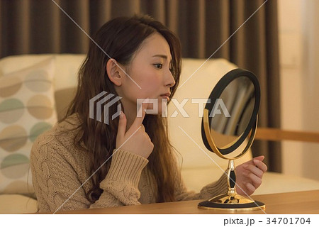 肌荒れに悩む若い女性 34701704