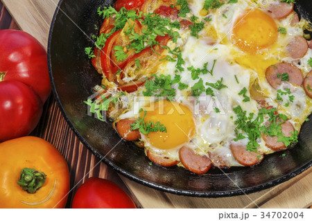 Fried eggs with vegetables 34702004