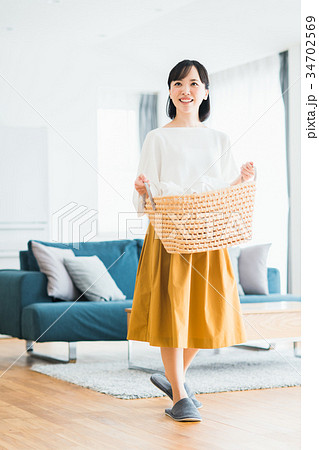 若い女性（洗濯） 34702569