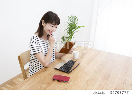 在宅ワーク　スケジュールを確認する若い女性　俯瞰 34703777